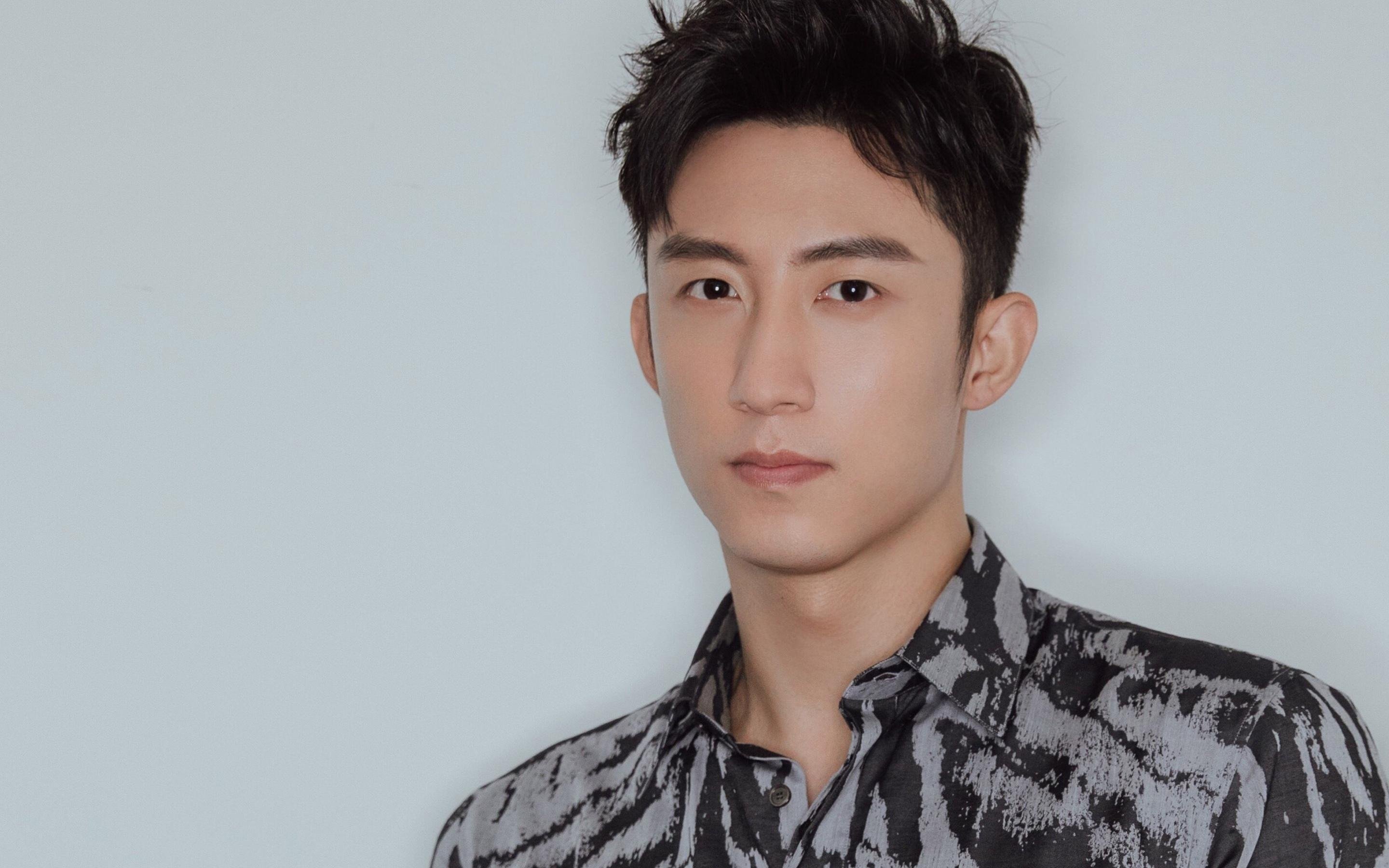 绿茵与群山交响诗，当欧冠决赛的聚光灯照亮文明的对视